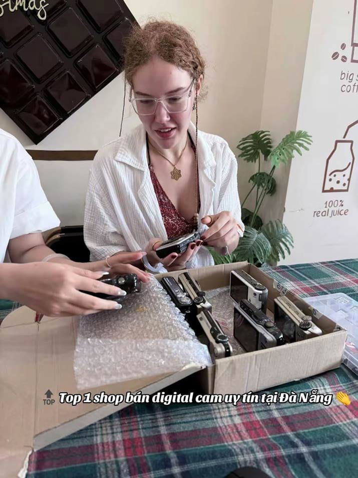 khách hàng đến test máy tại danangdigicam