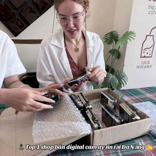 khách hàng đến test máy tại danangdigicam